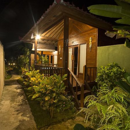 Amora Hut'S Lembongan Exterior photo