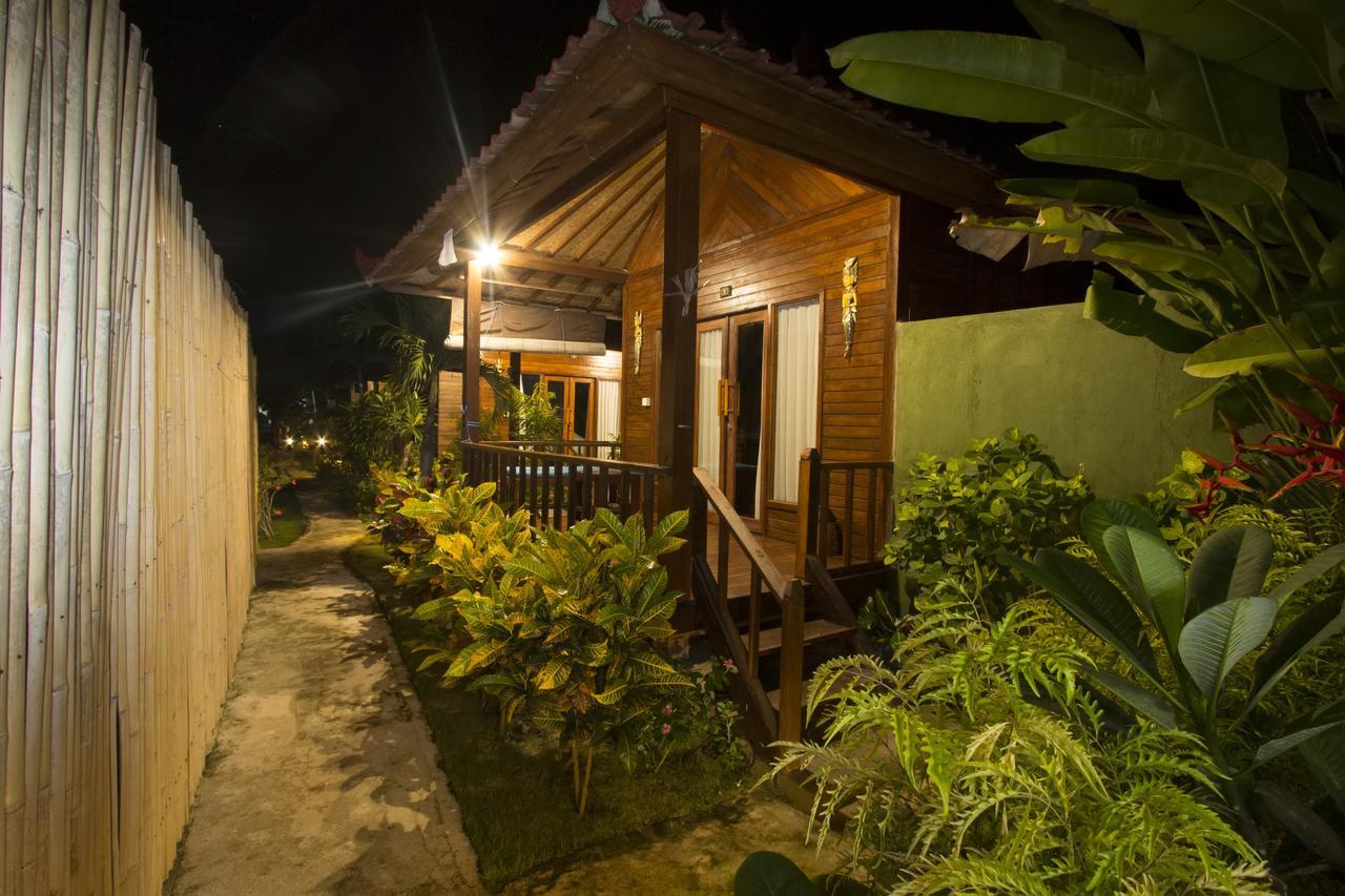 Amora Hut'S Lembongan Exterior photo